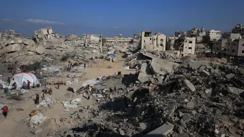 Israeli Armored Vehicles Advance into Major Gazan Residential District